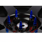 Cinco pernos BLOX Tuning tipo bala azules instalados en aro negro
