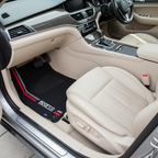 Piso Sparco SPF508 en auto con asientos beige